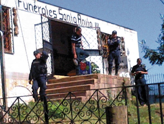 Policía y civil mueren al enfrentarse a tiros