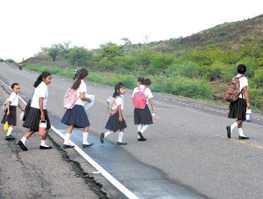 Miles de niños y jóvenes de Choluteca viajan a pie en busca de educación