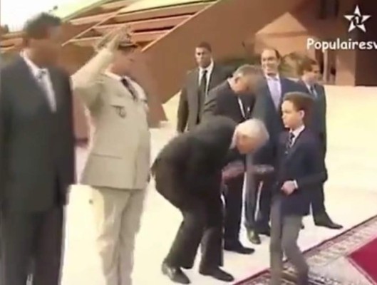 Marruecos: Príncipe odia que le besen la mano y rompe protocolo