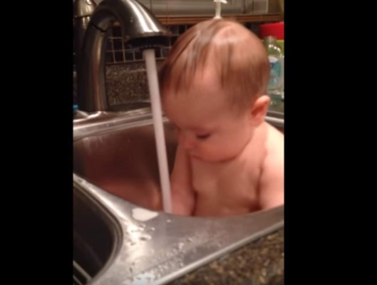 Bebé se sorprende al bañarse