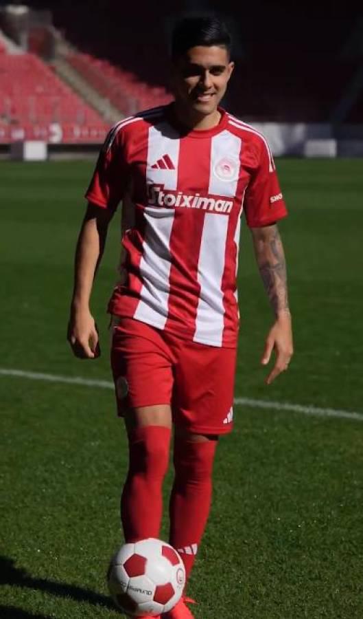 Luis Palma es presentado con el Olympiacos de Grecia al lado de lujoso carro
