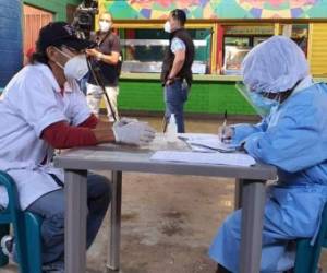 El personal de Salud realizó una brigada en el mercado Zonal Belén donde se atendió a más de 300 personas. Foto: EL HERALDO
