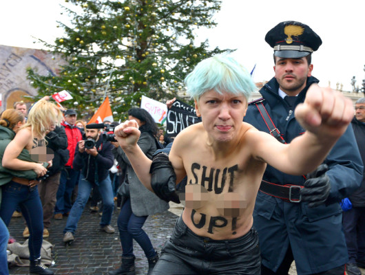 Cuatro mujeres se desnudan frente al Papa