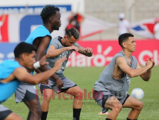 Festejo, consejos a los jugadores y presión por el debut: lo que no se vio en TV del triunfo de Olimpia en Danlí
