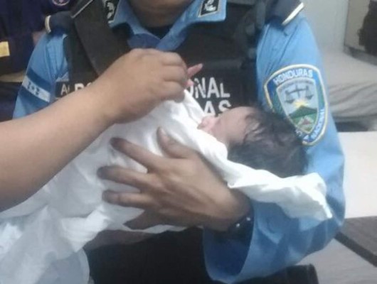 Mujer da a luz en la vía pública y es auxiliada por la Policía&nbsp;&nbsp;