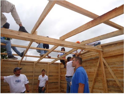 Fundación Lady Lee entrega viviendas