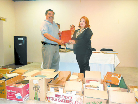 Donan colección de libros a museo de Comayagua