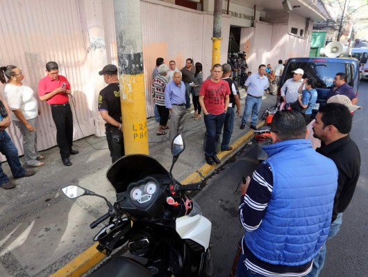 Honduras: Maestros protestan en las afueras de Finanzas