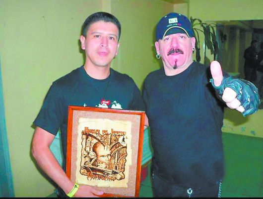 Artesanos de la madera con corazón de metal