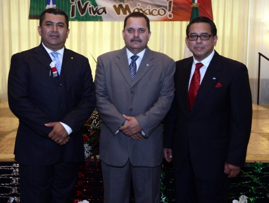 Brindan por aniversario patriótico de México