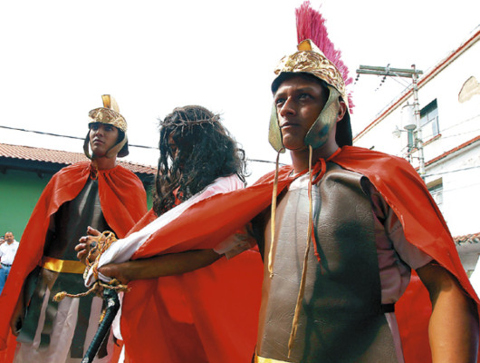 Honduras: Fieles reviven la pasión y la fe con el Vía Crucis bíblico