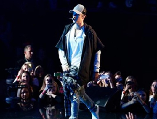 Bieber abandona concierto en Oslo; sus fans no lo escuchaban