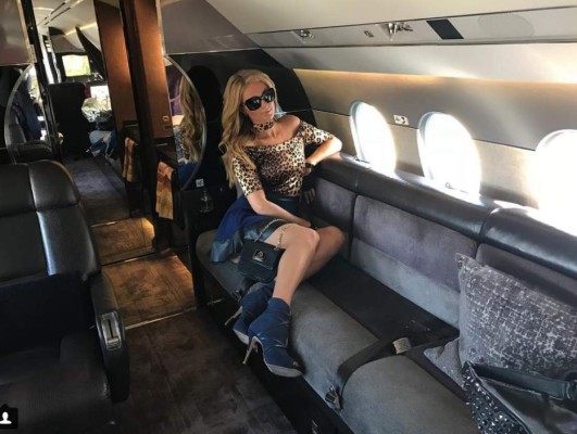 Le llueven las críticas a Paris Hilton por varias fotos de su raro abdomen