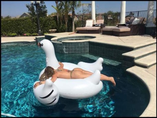 Niurka Marcos publica atrevidas fotos en piscina