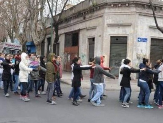Marchan 'hacia atrás' para exigir justicia