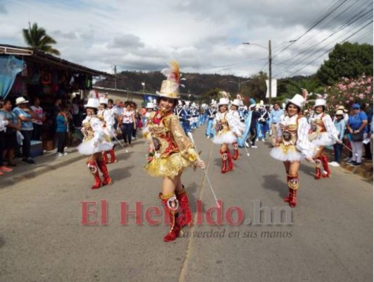 FOTOS: Las bellas palillonas y bandas que deslumbraron en desfiles de Danlí