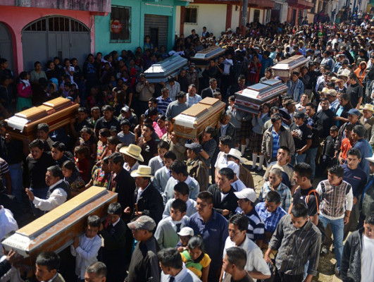 Comunidad entierra con dolor víctimas de mortal terremoto