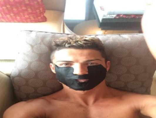 &nbsp;Cristiano Ronaldo se tomó selfie con una curiosa máscara