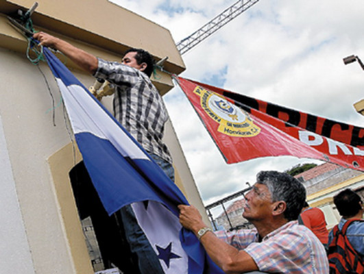 Maestros liberan instalaciones del Inprema