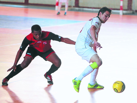 Catrachos se imponen en fútbol y baloncesto