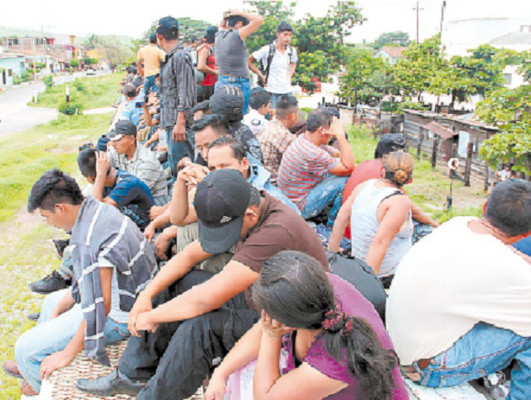 Hondureños varados siguieron ruta a EUA en bus, aventón y a pie
