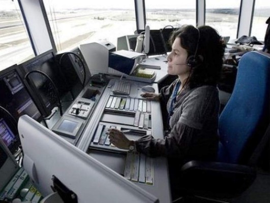 Controladores aéreos españoles en huelga
