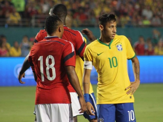 El abrazo entre Neymar y Zúñiga 63 días después de la lesión