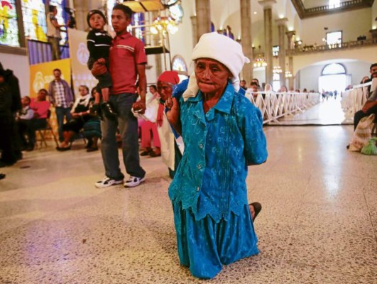 Agradecimiento y fe en el altar de la soberana