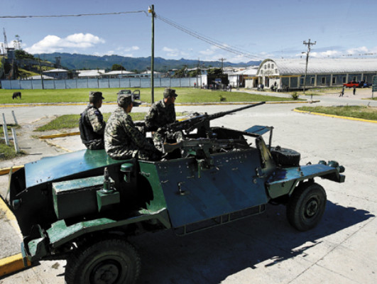 Ahorcados aparecen supuestos narcotraficantes