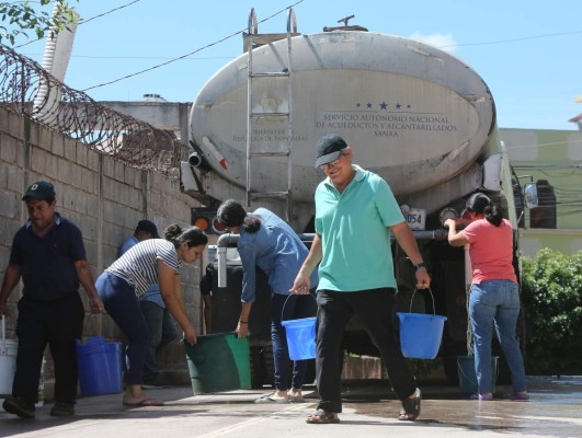 La crisis de este año es tan extrema que muchos sectores son abastecidos a través de cisternas del SANAA. Foto: David Romero/ EL HERALDO