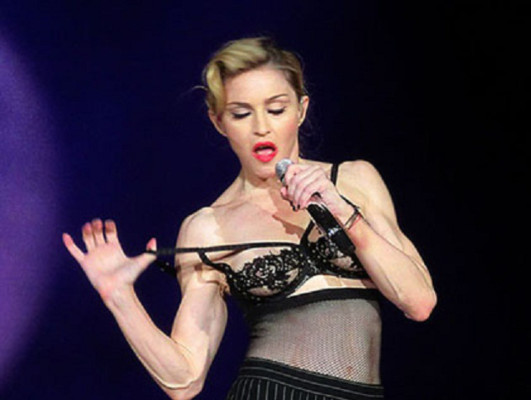Madonna hace striptease en Roma
