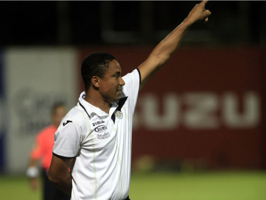 Mario Beata, contento por su primer triunfo como técnico del Marathón