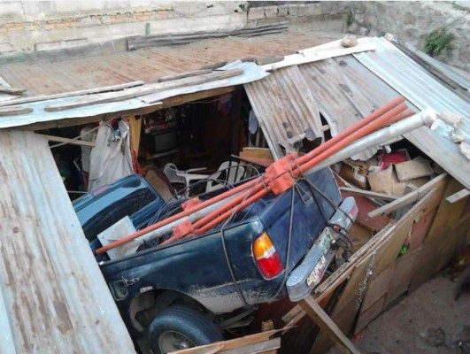 Vehículo cae de puente en Tegucigalpa