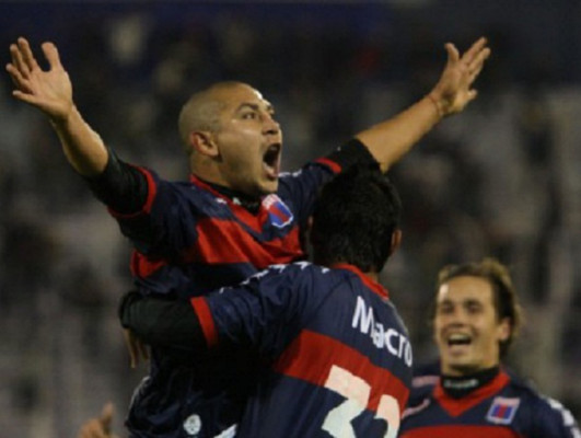 Tigre vence a Vélez y desplaza a Boca de la cima