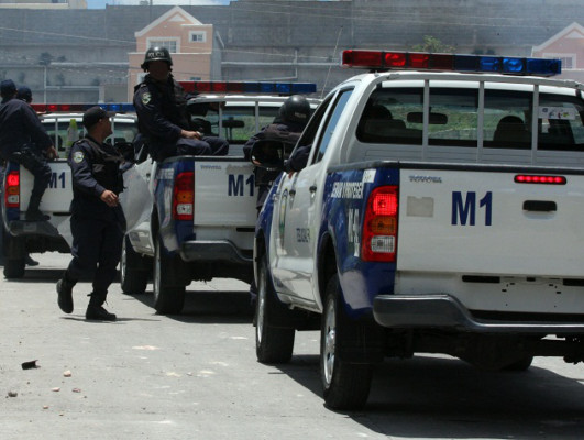 Centenar de oficiales y agentes en 'lista negra”