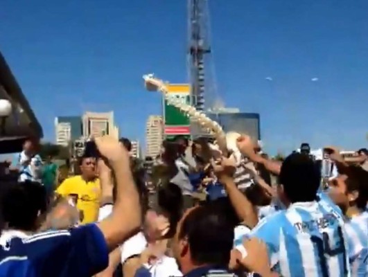 VIDEO: Argentinos se burlan de la lesión de Neymar