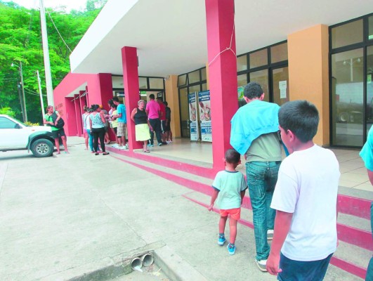 Niños abarrotan puntos fronterizos