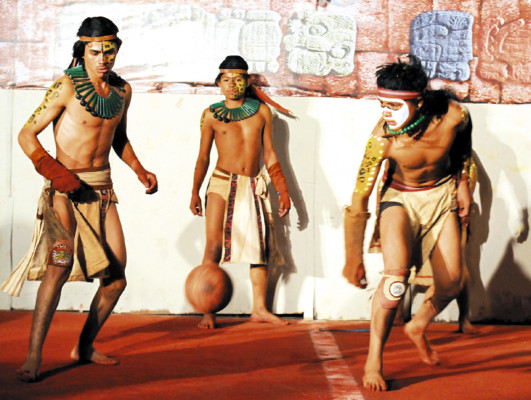 Jóvenes recrean juego de pelota de los Mayas