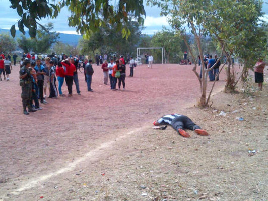 Asesinan a policía y a su hijo en cancha de fútbol de residencial Plaza