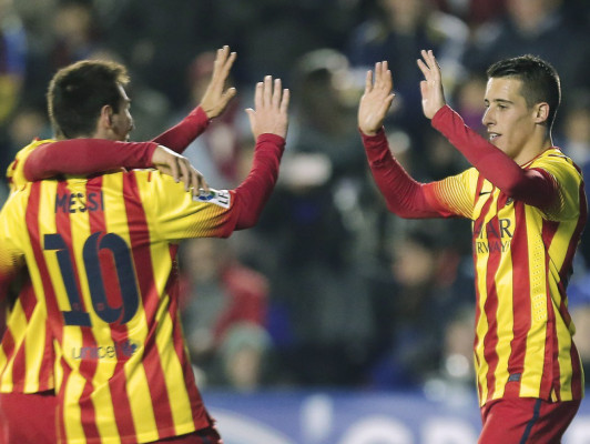 Con un Tello indomable, Barça le remonta Levante
