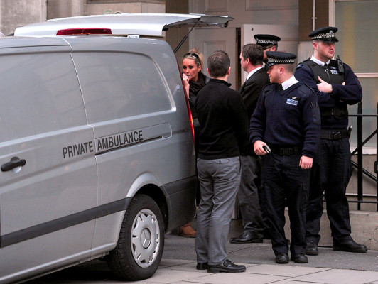 Muere enfermera engañada por radio durante estancia de Catalina