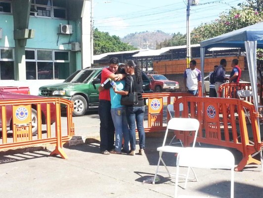 Suben a siete las víctimas mortales de incendio en Feria del Agricultor