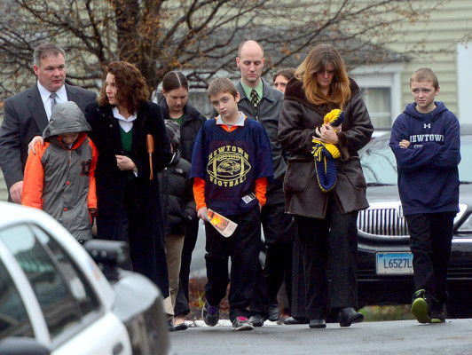 Entierran a primeras víctimas de masacre en escuela de Connecticut