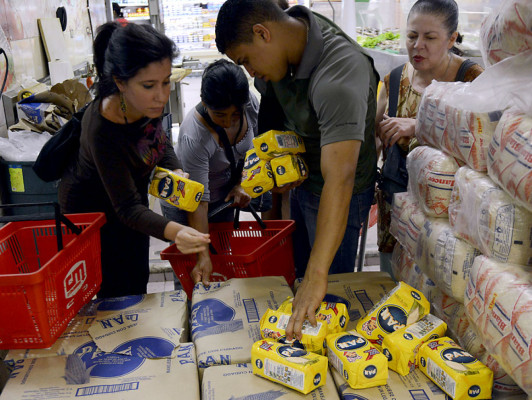 Venezolanos afrontan el mayor índice de escasez en cuatro años