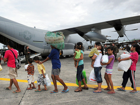 Filipinas intenta ayudar a damnificados de tifón con apoyo de EE UU