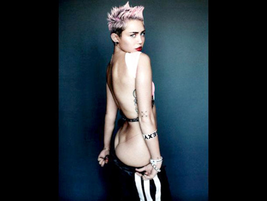 Miley Cyrus se desnuda para V Magazine