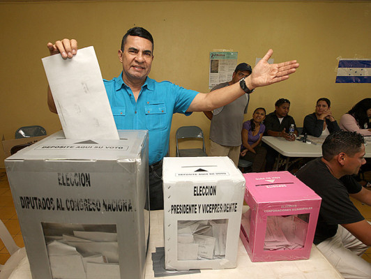 Candidatos y alcaldes votan