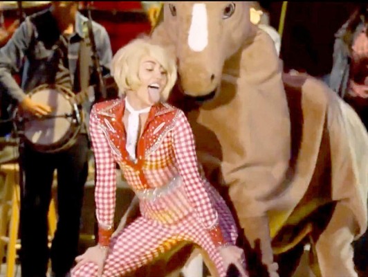 VIDEO: Miley Cyrus le hace 'twerking' a un caballo