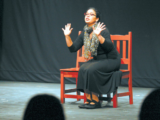 A sala llena inauguran el Teatro Memorias