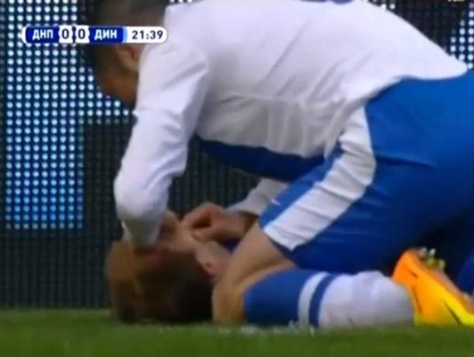 VIDEO: Jugador le salva la vida a rival